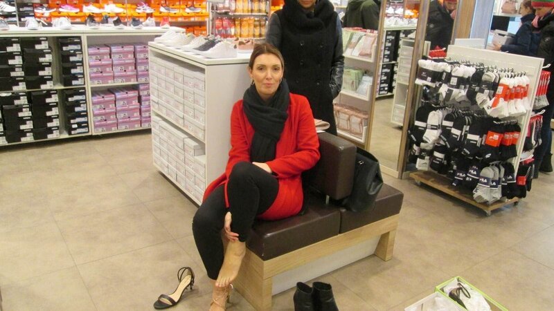 Kandidatin Stefanie (l.) und Shoppingbegleitung Christina. – Bild: TVNOW /​ Constantin Ent.