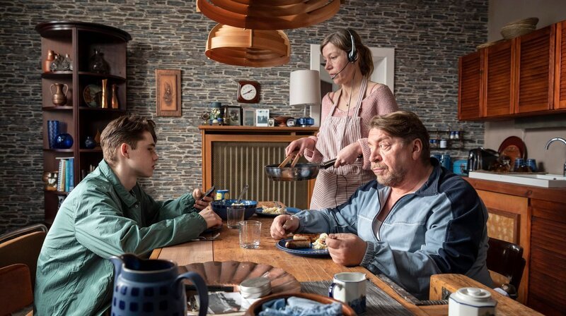 ARD/WDR FREITAG IM ERSTEN, „Werkstatthelden mit Herz“, Spielfilm Deutschland 2020, am Freitag (01.05.20) um 20:15 Uhr im ERSTEN. Mittagessen bei Carlo. Alles anders. Alles neu. V.l.n.r.: Hendrik (Yuri Völsch); Jutta (Jule Böwe); Carlo (Armin Rohde) © ARD/Christoph Assmann, honorarfrei – Verwendung gemäß der AGB im engen inhaltlichen, redaktionellen Zusammenhang mit genannter WDR-Sendung bei Nennung „Bild: ARD/Christoph Assmann“ (S2+). WDR Kommunikation/Redaktion Bild, Köln, Tel: 0221/220 -7132 oder -7133, Fax: -777132, bildredaktion@wdr.de – Bild: ARD/Christoph Assmann / WDR Kommunikation/Redaktion Bild ARD/WDR FREITAG IM ERSTEN, „Werkstatthelden mit Herz“, Spielfilm Deutschland 2020, am Freitag (01.05.20) um 20:15 Uhr im ERSTEN. Mittagessen bei Carlo. Alles anders. Alles neu. V.l.n.r.: Hendrik (Yuri Völsch); Jutta (Jule Böwe); Carlo (Armin Rohde) © ARD/Christoph Assmann, honorarfrei – Verwendung gemäß der AGB im engen inhaltlichen, redaktionellen Zusammenhang mit genannter WDR-Sendung bei Nennung „Bild: ARD/Christoph Assmann“ (S2+). WDR Kommunikation/Redaktion Bild, Köln, Tel: 0221/220 -7132 oder -7133, Fax: -777132, bildredaktion@wdr.de – Bild: ARD/Christoph Assmann / WDR Kommunikation/Redaktion Bild