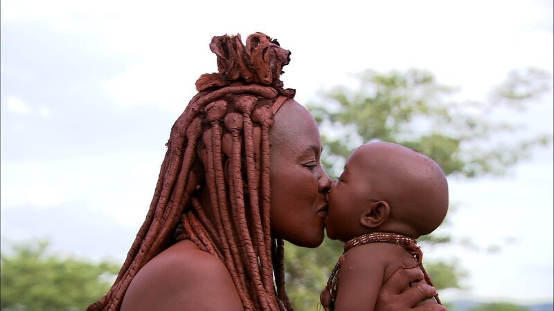 Wenn Babys brabbeln, glucksen und lachen, klingt es überall auf der Welt gleich und auch Ponijao fühlt sich in seiner Heimat Namibia wohl … – Bild: Kinowelt GmbH
