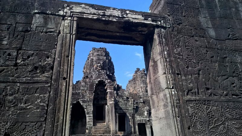 Der steinerne Durchgang zum Bayon-Tempel in der Palast-Anlage von Angkor Wat in Kambodscha ist mit Reliefs bedeckt. – Bild: Hardy Hergt /​ ZDF und Hardy Hergt /​ zdf /​ © History /​ ZDF und Hardy Hergt.