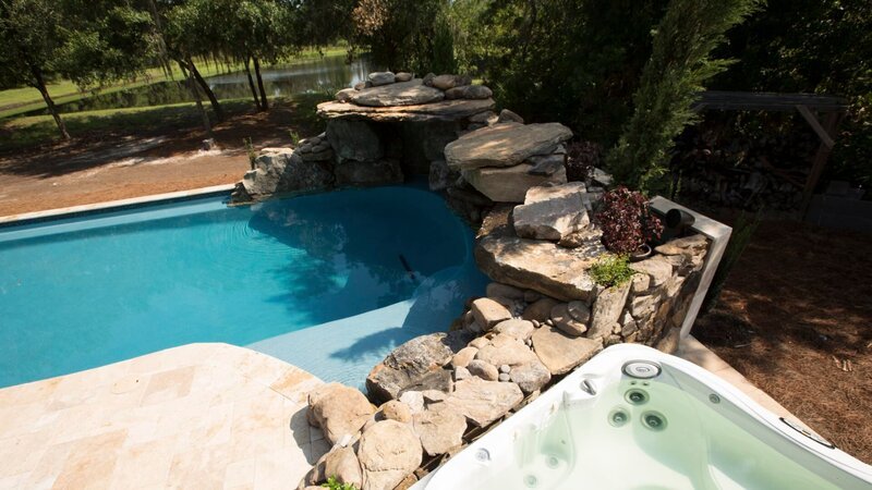 The completed pool in the backyard with a jacuzzi and waterfall. – Bild: Discovery Communications