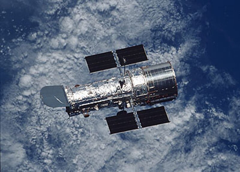611 Kilometer über der Erde zieht Hubble seit 1990 seine Kreise und liefert der Wissenschaft unschätzbar wertvolle Informationen über das Universum. – Bild: port.hu