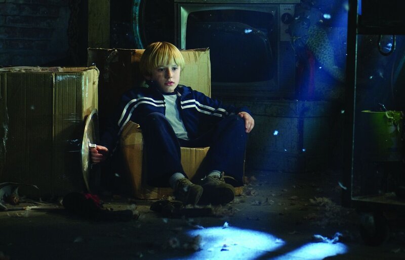 Seine Neugier wird ihm zum Verhängnis: Lucas (Nathan Gamble) … – Bild: 2009 Ed Araquel/Bold FIlms Lizenzbild frei Seine Neugier wird ihm zum Verhängnis: Lucas (Nathan Gamble) … – Bild: 2009 Ed Araquel/Bold FIlms Lizenzbild frei