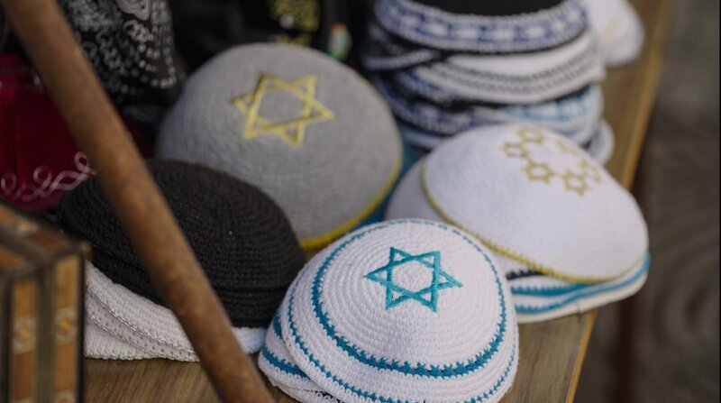 Kippas an einem Verkaufsstand in Tel Aviv. Die jüdischen Kopfbedeckungen werden nur von Männern und Jungen getragen und symbolisieren Gottesfurcht. – Bild: ZDF und Robinson Krause./​Robinson Krause