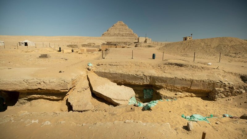 Saqqara, Ägypten – Archäologische Ausgrabungen in dem geheimnisvollen Graben, der die Stufenpyramide von Djoser in Saqqara umgibt (Credit: Windfall Films/​Ben Holgate) – Bild: Copyright © The National Geographic Channel.