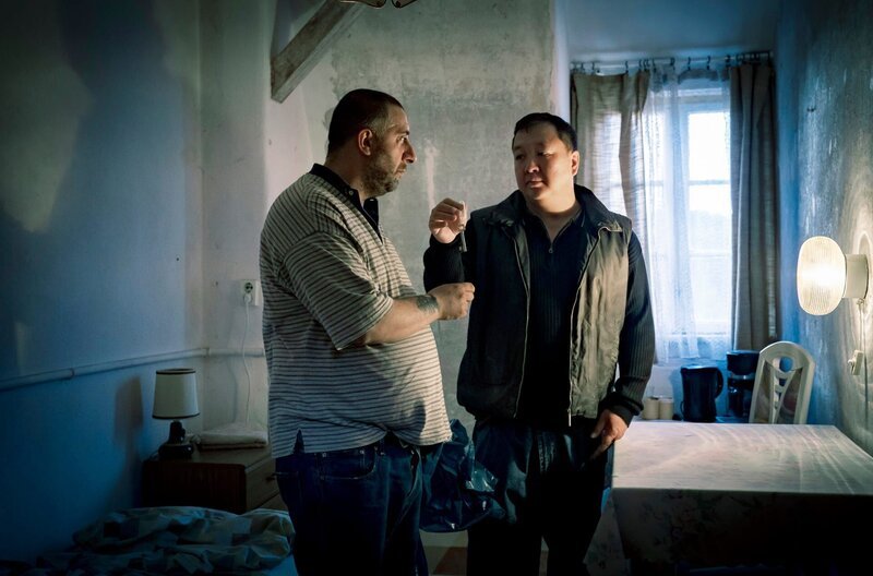 Nabil (Kida Ramadan) bezieht ein Zimmer beim chinesischen Imbissbetreiber (The Duc Ngo). – Bild: ZDF und ARD Degeto/​Tim Rosenbohm.