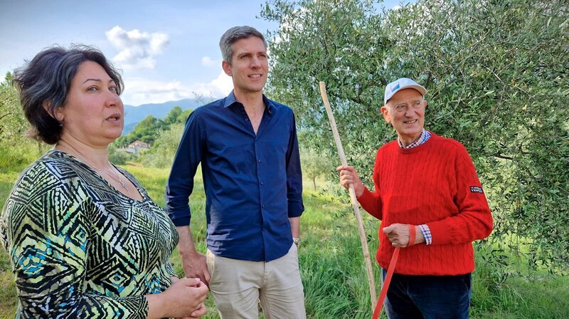 Ingo Zamperoni mit Cousine Paola und Onkel Alberto auf dem Hügel hinter dem Haus. – Bild: NDR/Daniela Agostini Ingo Zamperoni mit Cousine Paola und Onkel Alberto auf dem Hügel hinter dem Haus. – Bild: NDR/Daniela Agostini