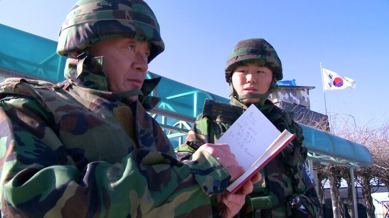 Der südkoreanische Schriftsteller Kim Hoon an der demilitarisierten Zone zwischen Nord- und Südkorea. – Bild: ZDF und Jeong Gyong-youl./​Jeong Gyong-youl