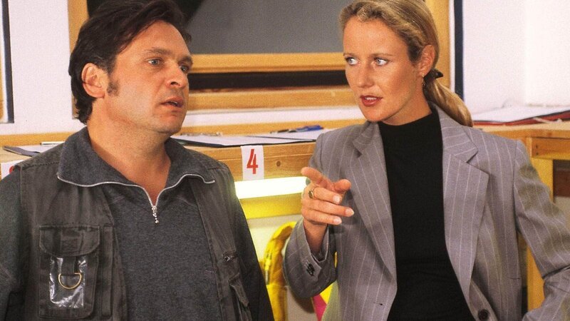 Staatsanwältin Glaser (Britta Schmeling) will von dem Fallschirmsprung-Trainer Keil (Jockel Tschiersch) wissen, warum sich der Fallschirm von Kiebel nicht geöffnet hat. – Bild: MG RTL D