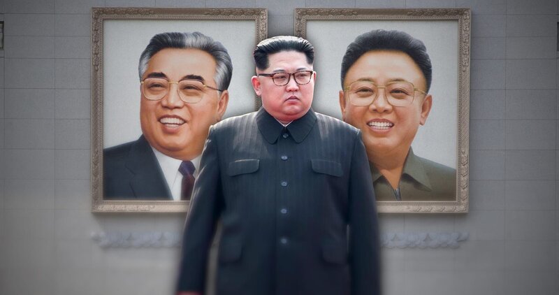 Kim Jong-un (M.) posiert vor den Bildnisses seines Vaters Kim Jong-il (l.) und Großvaters Kim Il-sung (r.). – Bild: ZDF und Tobias Lenz