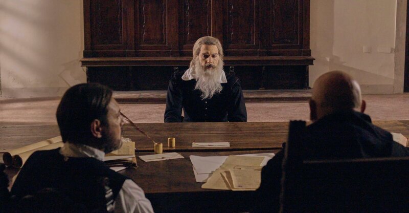 Galileo Galilei (Gaetano Tizzano) rechtfertigt sich im Verhör gegen den Verdacht der Ketzerei. – Bild: ZDF und Thomas Bresinsky 2021./​Thomas Bresinsky 2021