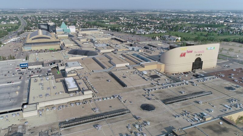 Mehr als 30 Millionen Besucher empfängt die West Edmonton Mall jedes Jahr. Auf dem Parkplatz finden rund 20.000 Fahrzeuge Platz. – Bild: N24 Doku