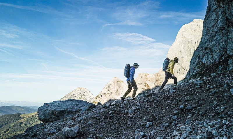 Die Kletterer Roman Mayerl und Michael Perhab bei der Rotpunktbegehung an der Südwand des Dachsteins – Bild: Two Nik Films /​ ServusTV