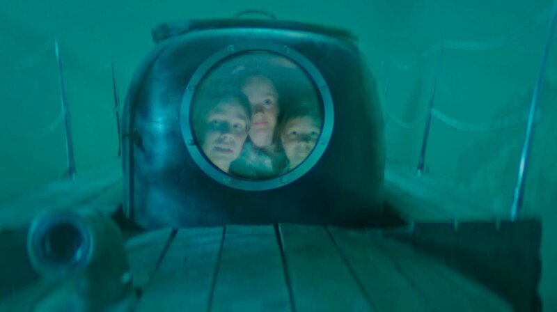 Pertsa (Olavi Kiiski), Kilu (Oskari Mustikkaniemi) und Pirkko (Sara Vänskä) in ihrem selbstgebauten U-Boot auf der Suche nach der versunkenen Yacht. – Bild: MDR/​NDR/​Taavi Vartia Productions