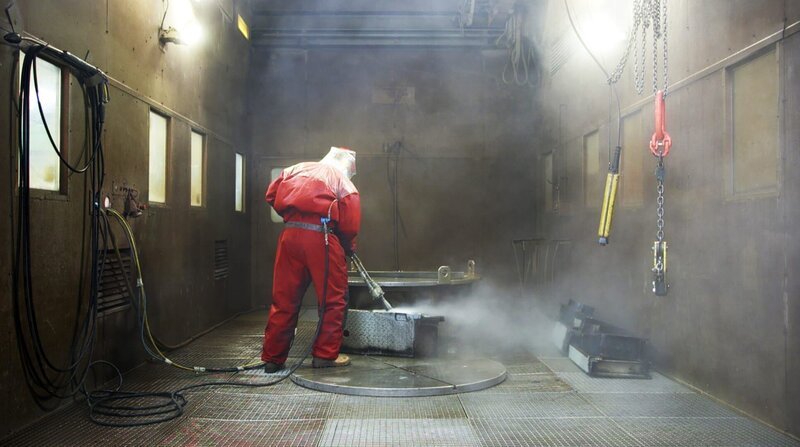 Arbeiter bei Dekontaminierung von Schrott aus dem ehemaligen Kernkraftwerk Greifswald. – Bild: ZDF und SWR/​Pier53 Filmproduktion.
