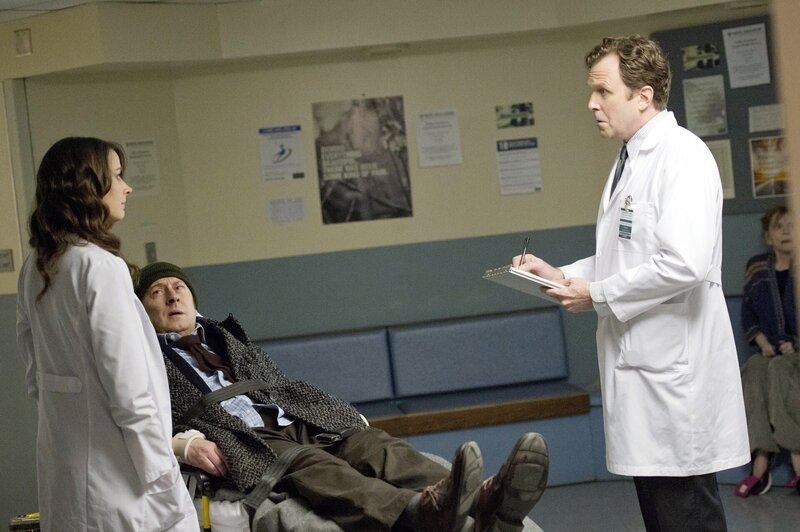 Root (Amy Acker, l.), Harold Finch (Michael Emerson) mit einem Arzt (John G. Preston) – Bild: Warner TV Serie