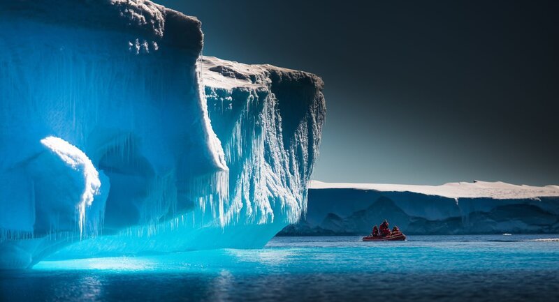 Scientists Explore Antarctic Icebergs by Boat – Bild: Shutterstock