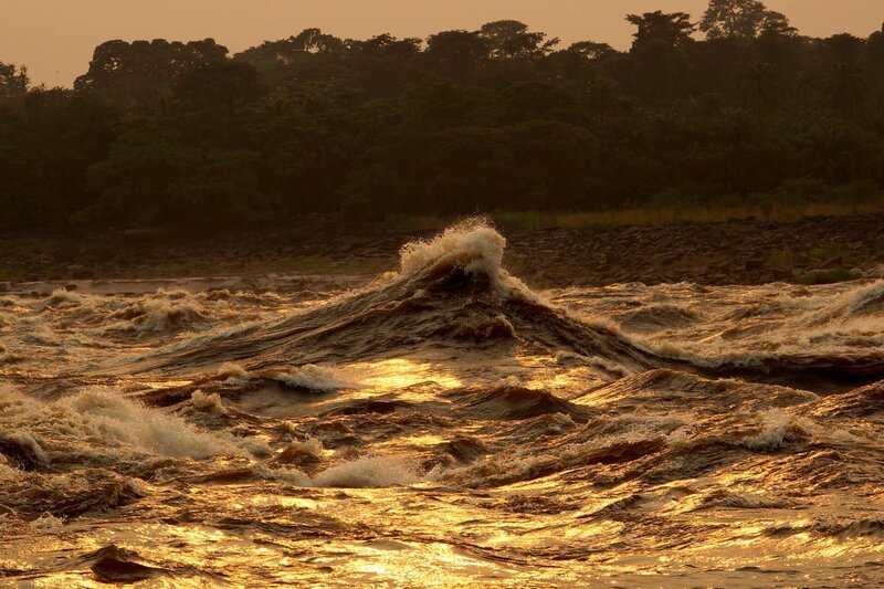Nachdem der Kongo die großen Wasserfälle der Livingstonefälle überwunden hat, türmt er sich zu meterhohen Wellen auf. – Bild: ZDF und NDR/​Doclights GmbH/​Blue Planet Film