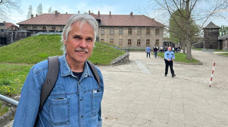 Manfred van Eijk, der Autor des Films „Kunst aus dem Todeslager“ in der Gedenkstätte Auschwitz (Foto für alle Teile) – Bild: MDR/​Chris Blokhuis