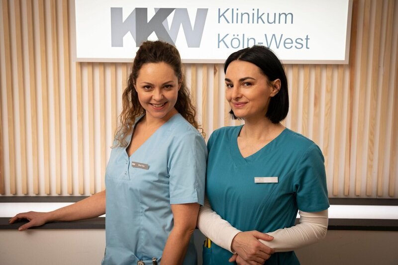 Pressetermin am Set der RTL-Medical-Serie „Nachtschwestern“: Ines Quermann (l.) als Ella Fink und Mimi Fiedler (r.) als Nora Altmeyer. – Bild: RTL /​ Christoph Assmann