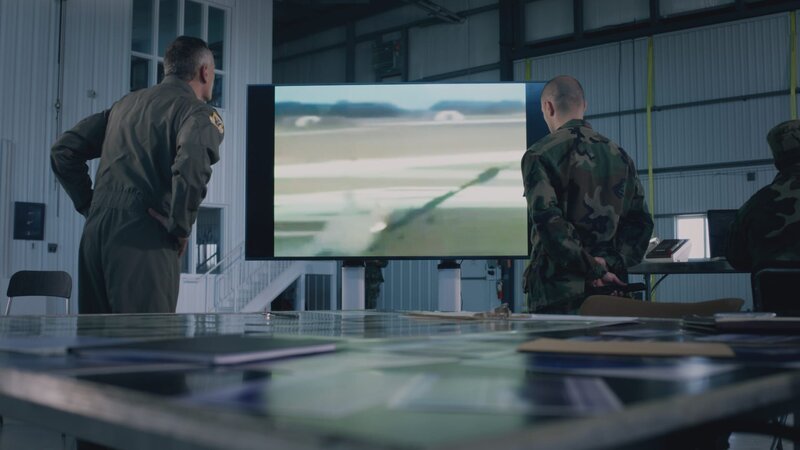 REENACTMENT – USAF-Ermittler (gespielt von Steve Cumyn und Edsson Morales) untersuchen die Sicherheitsaufzeichnungen eines B-2-Bombers, Spirit of Kansas, der auf dem Luftwaffenstützpunkt Andersen in Guam abgestürzt ist. (Cineflix 2021) – Bild: National Geographic