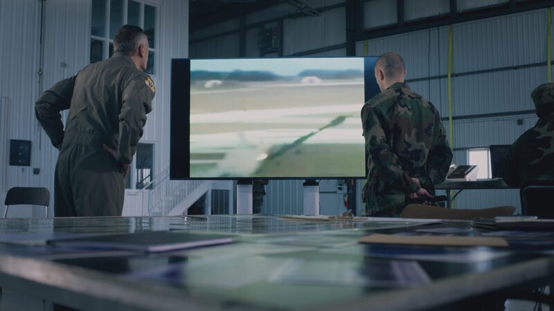REENACTMENT – USAF-Ermittler (gespielt von Steve Cumyn und Edsson Morales) untersuchen die Sicherheitsaufzeichnungen eines B-2-Bombers, Spirit of Kansas, der auf dem Luftwaffenstützpunkt Andersen in Guam abgestürzt ist. (Cineflix 2021) – Bild: National Geographic