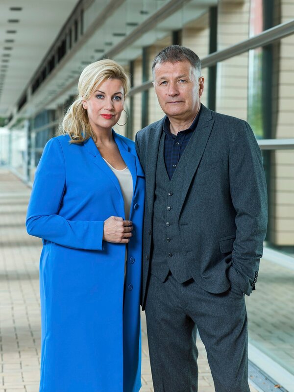 von links: Sarah Marquardt (Alexa Maria Surholt), Dr. Roland Heilmann (Thomas Rühmann), – Bild: MDR/​Saxonia/​Tom Schulze /​ MDR/​HA Kommunikation