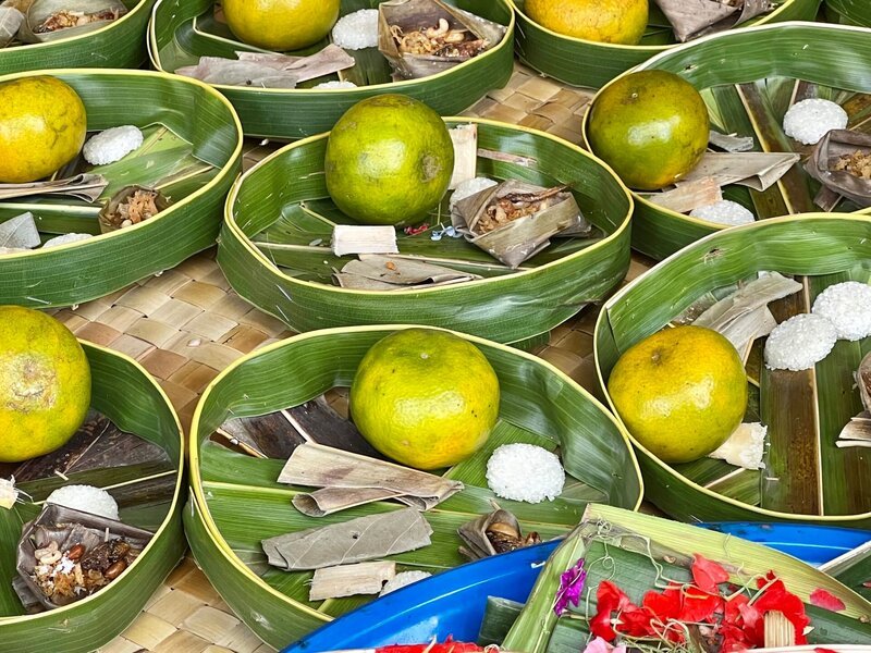 Opfergaben in Schalen aus Bananenblättern für das Galungan-Fest. – Bild: Martin Schacht