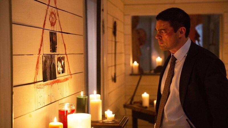 Dem Killer auf den Fersen: Detektiv Will Ruiney (Karl Urban) versucht aus den Hinweisen des „Hangmans“ schlau zu werden. – Bild: ZDF und Eli Joshua Adé./Eli Joshua Adé Dem Killer auf den Fersen: Detektiv Will Ruiney (Karl Urban) versucht aus den Hinweisen des „Hangmans“ schlau zu werden. – Bild: ZDF und Eli Joshua Adé./Eli Joshua Adé