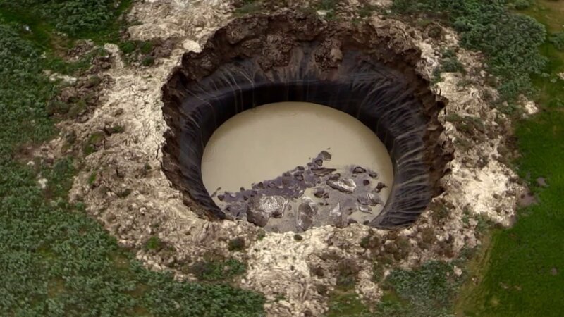 Mitten in den Weiten der arktischen Tundra klafft ein Krater. Ein Loch mit fast senkrechten Wänden, 60 Meter tief. Ein Meteoriteneinschlag? – Bild: ZDF und Ruply TV./​Ruply TV