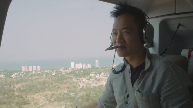 Albert Lin travelling on a helicopter to the jungles. (National Geographic) – Bild: Copyright © The National Geographic Channel.