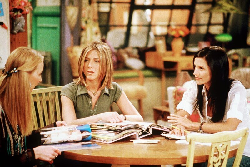 Phoebe (Lisa Kudrow), Rachel (Jennifer Aniston), Monica (Courteney Cox) – Bild: Disney © Disney•Pixar © & ™ Lucasfilm LTD © Marvel. Alle Rechte Vorbehalten