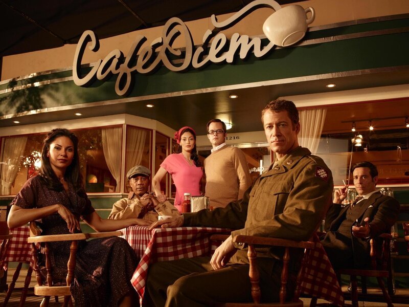 (4. Staffel) – Eureka – Die geheime Stadt: (v.l.n.r.) Allison Blake (Salli Richardson-Whitfield), Henry Deacon (Joe Morton), Jo Lupo (Erica Cerra), Douglas Fargo (Neil Grayston) Jack Carter (Colin Ferguson) und Dr. Grant (James Callis) … – Bild: Universal Television Lizenzbild frei