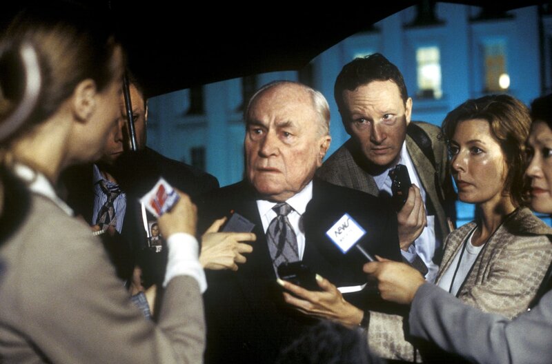 Absolute Power – Bild: Malpaso Productions/​Castle Rock Entertainment /​ Nachdem bekannt wird, dass der US-Präsident Selbstmord begangen hat, äußert sich der Milliardär Walter Sullivan (E.G. Marshall) gegenüber der Presse.