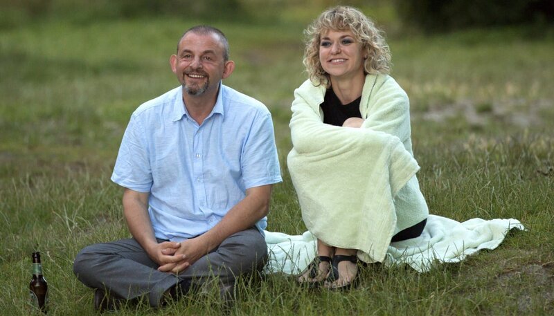 Der Französisch-Lehrer Alexander (Dominique Horwitz) und Miriam (Lisa Wagner) kommen sich näher. – Bild: ARD Degeto/​ARD Degeto/​Frédéric Batier