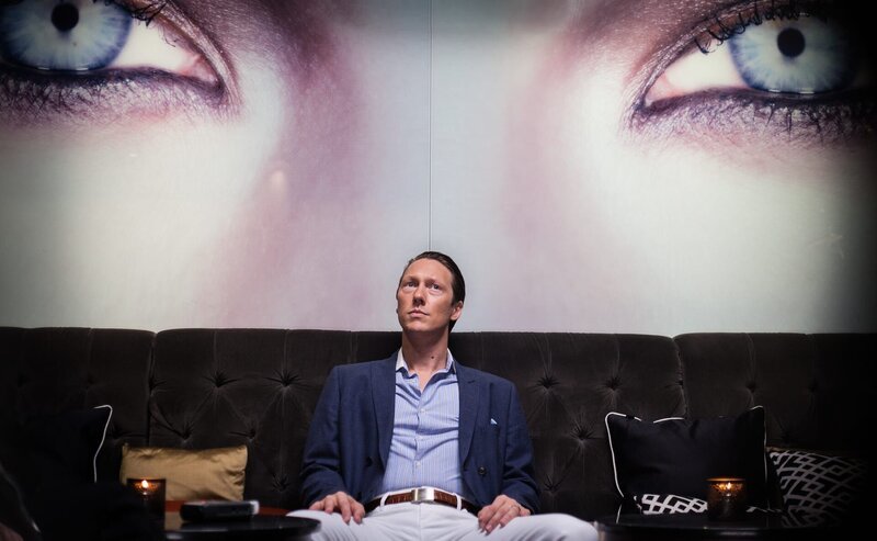 Adam Veile (Simon J. Berger) erzählt von seinem Leben als Börsenmakler. Dunkle Geheimnisse kommen dabei ans Licht. – Bild: ZDF und Ingeborg Klyve./​Ingeborg Klyve