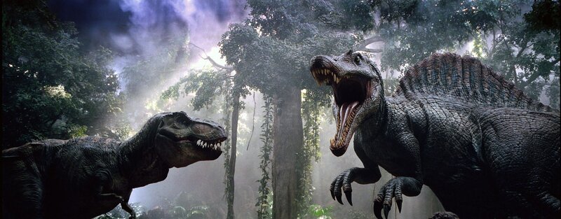 „Jurassic Park III“, Dem Paläontologen Dr. Grant fehlt das Geld für die Erforschung der Intelligenz von Velociraptoren. Das Angebot des Ehepaares Paul und Amanda Kirby, eine Expedition in ein Saurier-Reservat zu finanzieren, kommt ihm da gerade recht. Beim Überflug der Isla Sorna kommt es zur Bruchlandung. Die Insel gilt seit Grants Überlebenskampf gegen den Tyrannosaurus Rex als absolutes Sperrgebiet. Mit gefräßigen Spinosaurieren hat sich dort aber inzwischen eine noch viel gefährlichere Spezies entwickelt. – Bild: TVP /​ Zdjęcia mogą być wykorzystane do jednorazowej publikacji prasowej ilustrującej aktualny program TVP S.A. na dany tydzień.