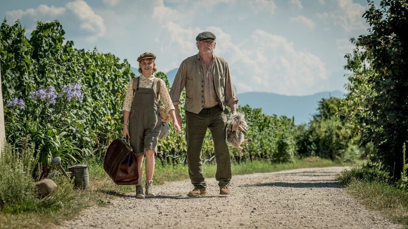 Grossvater und Nichte auf einer letzten Reise: Sophie Lane als Matilda, Nick Nolte als Amadeus – Bild: ORF/​Warner/​Gordon Timpen