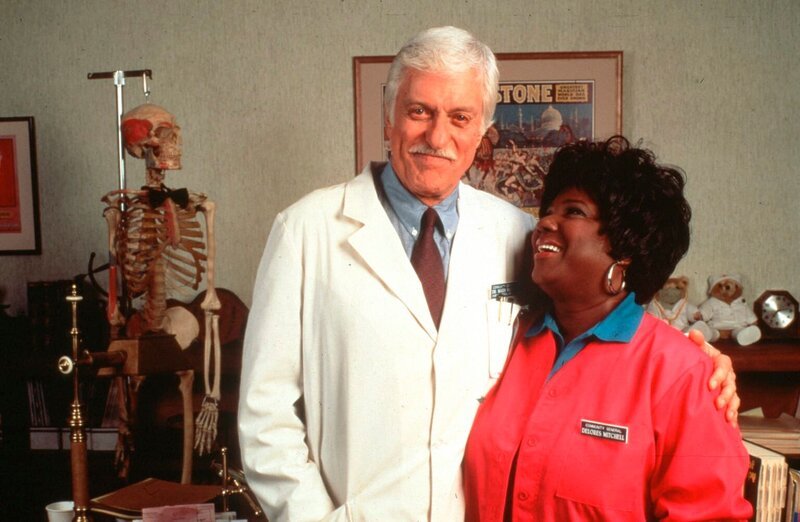 Dr. Sloan (Dick Van Dyke, l.) mit seiner Vertrauten Delores (Delores Hall, r.). – Bild: Viacom Lizenzbild frei