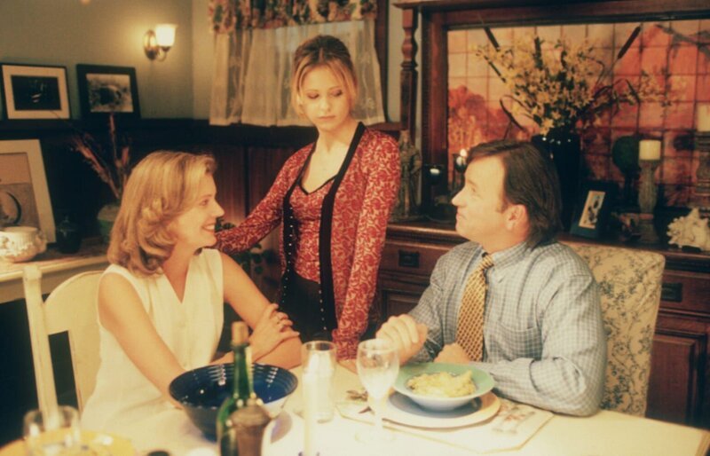 Buffy (Sarah Michelle Gellar, M.) ist skeptisch, was Ted (John Ritter, r.), den neuen Freund ihrer Mutter Joyce (Kristine Sutherland, l.), betrifft … – Bild: TM + © 2000 Twentieth Century Fox Film Corporation. All Rights Reserved. Lizenzbild frei