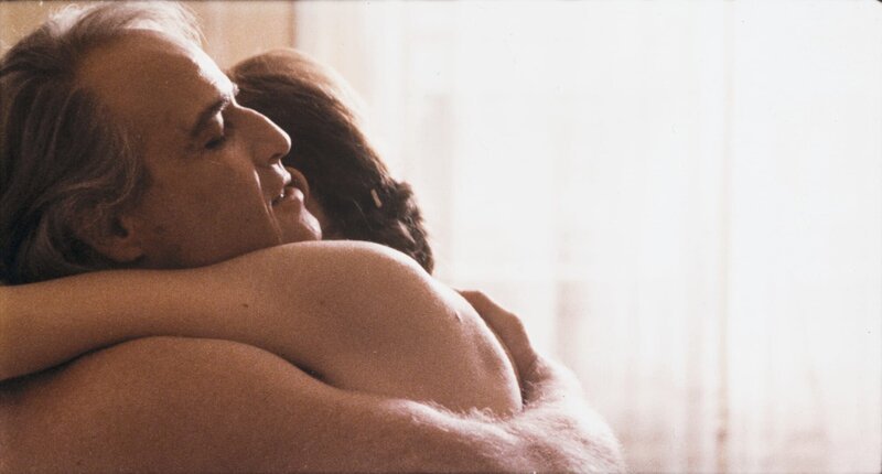 Beim Sex können Paul (Marlon Brando) und Jeanne (Maria Schneider) ihre wahren Sorgen vergessen. – Bild: Kabel Eins Classics
