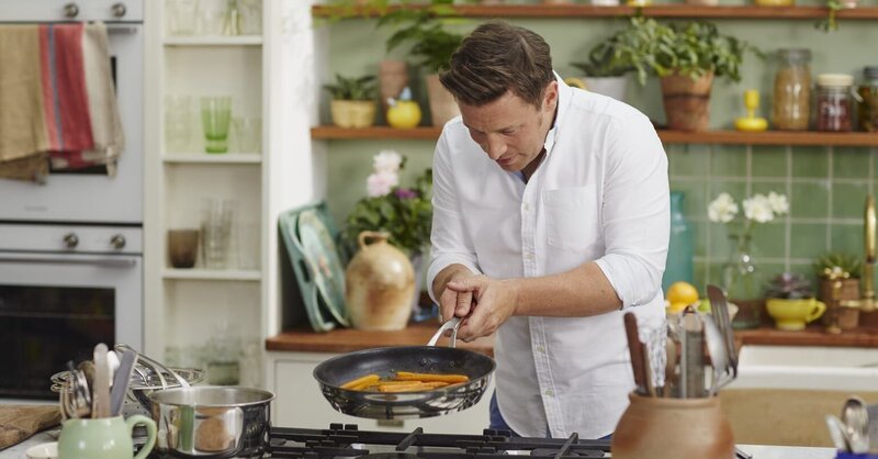 Die richtige Ernährung kann unser Leben nicht nur verändern, sondern es auch verlängern, darum bereist Jamie Oliver die Orte mit der gesündesten Ernährungsweise und sammelt bei den Einheimischen wertvolle Tipps … – Bild: 2015 Jamie Oliver Enterprise Ltd