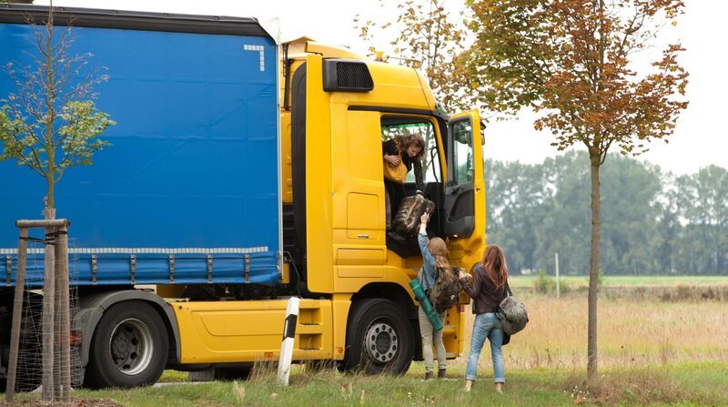 Nachdem ihr Vehikel ausgebrannt ist, reisen die drei ungleichen Schwestern Kristin (Claudia Eisinger, re.), Philomena (Gro Swantje Kohlhof) und Laura (Karin Hanczewski, li.) per Anhalter weiter an die Ostsee. – Bild: ZDF und ARD Degeto/​Maor Waisburd.
