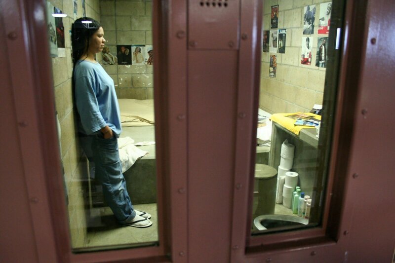 Das Valley State Prison in Chowchilla in Kalifornien scheint auf den ersten Blick ein ganz normales Hochsicherheitsgefängnis zu sein – allerdings ist es einzigartig, was seine Bewohner betrifft: Es beherbergt über 3900 weibliche Gewalttäterinnen … – Bild: National Geographic Channels /​ Peter Hutchens