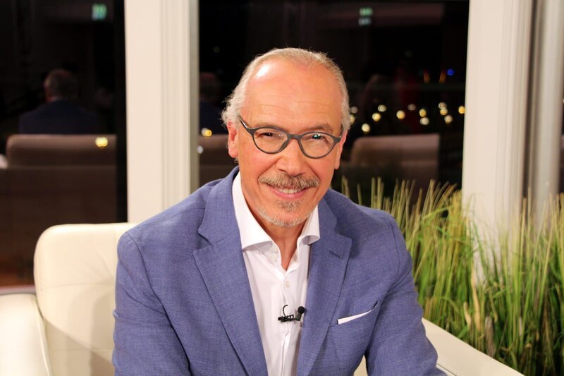 Prof. Dr. Siegfried Meryn, Moderator der Sendung „MERYNS sprechzimmer“. – Bild: BR/​ORF/​splash productions