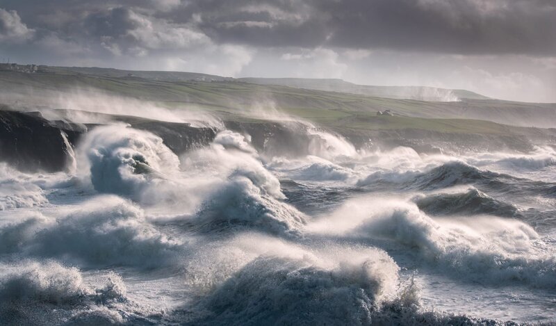 Große Wellen, die gegen die Küste von Burren krachen. – Bild: ORF/​Crossing the Line Productions/​FELIX SPROLL