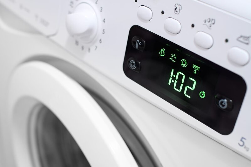 Display washing machine. Macro photo part of modern home washing machine – Bild: Shutterstock