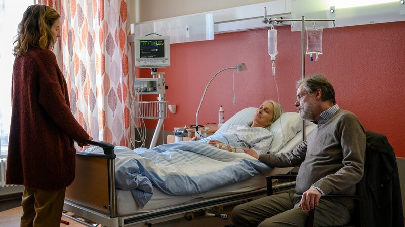 Immer Sorgen um Inge (Eleonore Weisgerber) [mit Karin Hanczweski, links und Michael Wittenborn, rechts] – Bild: NDR/​Hager Moss Film GmbH/​Marion von der Mehden
