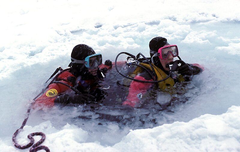 Unterwasser Dreharbeiten in Plitvice im Winter unter Eis. – Bild: 3sat