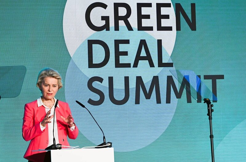Ursula von der Leyen hält eine Rede beim Green Deal-Gipfel in Prag. – Bild: EU /​ Ursula von der Leyen hält eine Rede beim Green Deal-Gipfel in Prag.